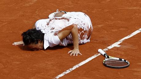 RADOST VÍTZKY. Francesca Schiavoneová oslavuje vítzství nad Stosurovou ve finále Roland Garros.