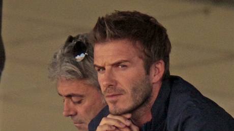 Zranná ikona anglické reprezentace, David Beckham, sleduje zápas mezi USA a Austrálií.