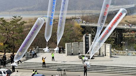 Jihokorejtí aktivisté vypoutjí balóny s hesly proti severokorejskému reimu.