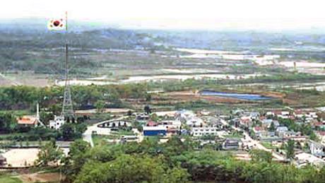 Jihokorejská vesnice Daeseong-dong (v pekladu Mírová vesnice) se nachází v demilitarizované zón u hranice se Severní Koreou.
