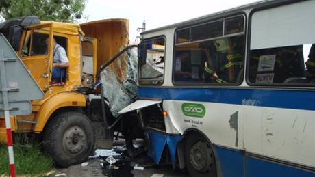 Nehoda autobusu a nákladního auta v Paskov
