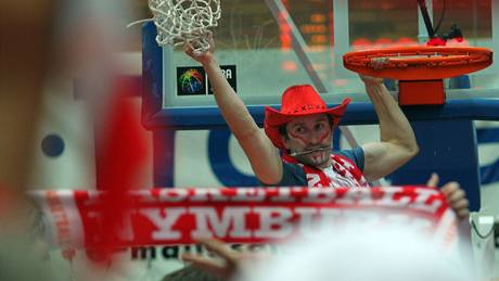 Stíhání síky patilo k tradinímu koloritu zisku basketbalového titulu i letos v Nymburce.