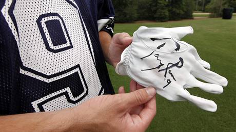 Golfov rukavice s podpisem quarterbacka Dallas Cowboys Tonyho Roma.