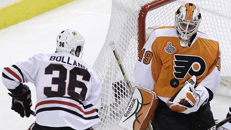 Gólman Michael Leighton z Philadelphie likviduje anci chicagského  Dava Bollanda.