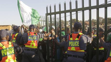 Jihoafrití policisté mli pi obnovování poádku ped stadionem v Johannesburgu ped dnením pípravným utkáním mezi fotbalisty Nigérie a KLDR plné ruce práce..