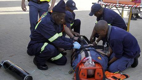 Jihoafrití zdravotníci a policisté  oetují jednoho ze zranných ve vav ped pípravným duelem mezi Nigérií a KLDR.