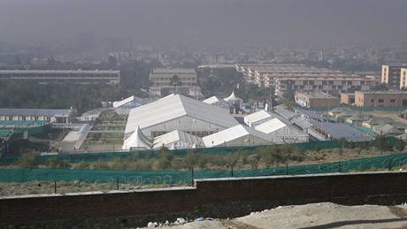 Zasedání a 1600 delegát Lója dirgy se odehrává v obím apitó poblí kábulské univerzity (2. ervna 2010)