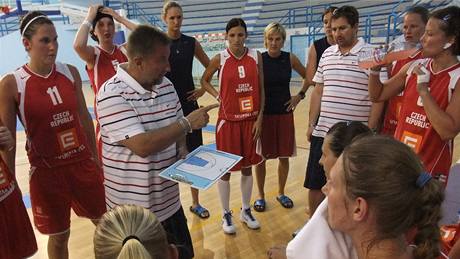 Trenér eských basketbalistek Lubor Blaek se svými svenkynmi bhem pípravného duelu s Tuniskem.
