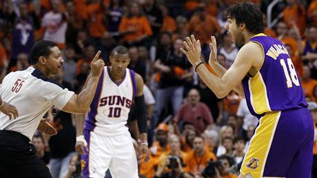 Saa Vujai z LA Lakers se diví, e mu byl odpískán "flagrant foul" poté, co loktem udeil Gorana Dragie z Phoenixu Suns 