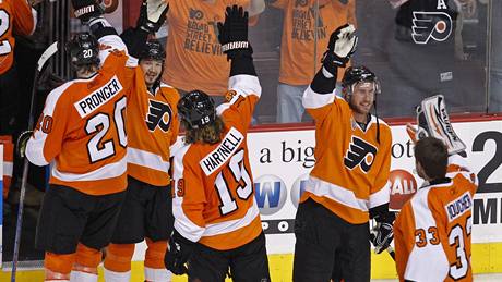 Hokejisté Philadelphie Flyers slaví výhru ve tetím finále Stanley Cupu nad Chicagem Blackhawks.