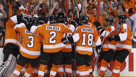 Hokejisté Philadelphie Flyers slaví výhru ve tetím finále Stanley Cupu nad Chicagem Blackhawks.