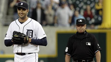 Armando Galarraga z Detroitu Tigers  a rozhodí Jim Joyce