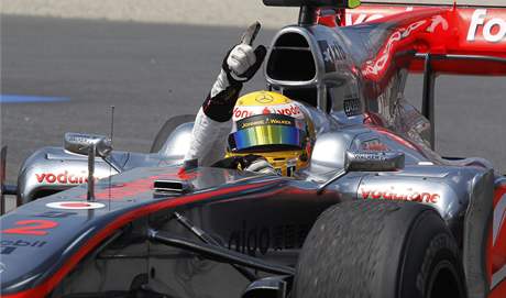 Lewis Hamilton z McLarenu slav vtzstv ve Velk cen Kanady.