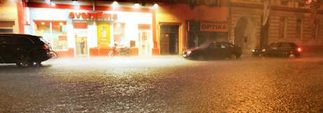 Centrum Brna ochromila siln boue, voda zaplavila ulici Kolit (12. erven 2010)