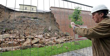 Ze pilberku rozloil dé, hradba spadla ped akcí festivalu Divadelní svt na hrad (16. erven 2010)