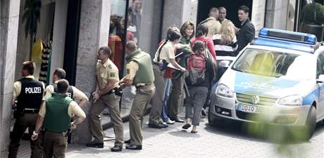 Zásah policie v Lipsku pi ozbrojeném pepadení obchodu H&M (15. ervna 2010) 