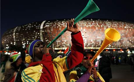 Fanouci Jiní Afriky ukazují, jak se fandí s plastovou trubkou zvanou vuvuzela.