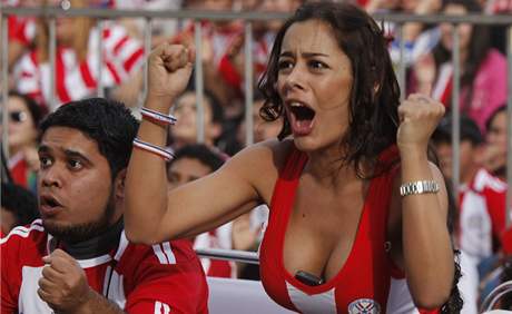 PARAGUAY DO TOHO! Fanynka fand fotbalistm Paraguaye.