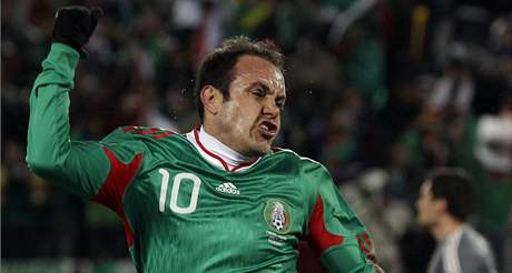 Cuauthémoc Blanco z Mexika se raduje z gólu, který práv vstelil.