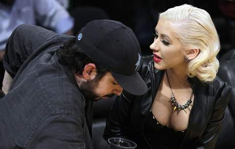 Zpvaka Christina Aguilera a její manel Jordan Bratman bhem estého finále NBA