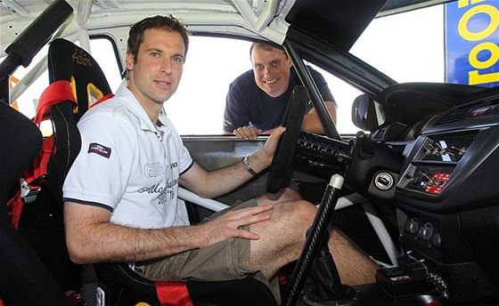 PILOT NA ZKOUKU. Václav Pech (v pozadí) pihlíí, jak za volantem jeho mitsubishi sedí gólman fotbalové reprezentace Petr ech.