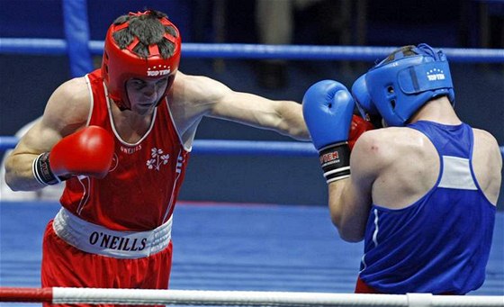 Mistrovství Evropy v boxu: vlevo Ir Darren O'Neill, vpravo Mladen Manev z Bulharska 
