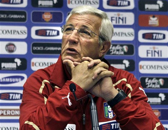 Italský trenér Marcello Lippi na tiskové konferenci