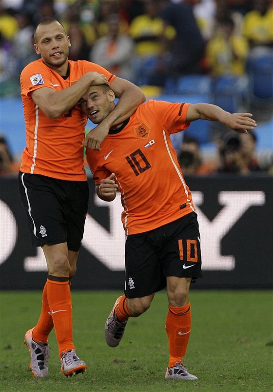 IKOVNEJ KLUK. John Heintinga objímá spoluhráe Wesleyho Snijdera, který práv vstelil za Nizozemsko gól proti Japonsku.
