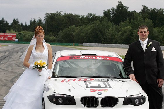 Novomanelé Martin Adámek a Monika Skipalová se vzali na startu Masarykova okruhu v Brn (19.6.2010)
