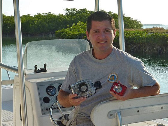 Amerian Paul Shultz s nalezeným fotoaparátem (erven 2010)
