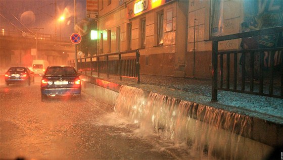 Centrum Brna ochromila silná boue, voda zaplavila ulici Kolit (12. erven 2010)