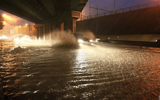 Centrum Brna ochromila silná boue, voda zaplavila ulici Kolit (12. erven 2010)
