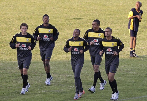 Gilberto Silva (druhý zprava) na tréninku fotbalist Brazílie v Johannesburgu
