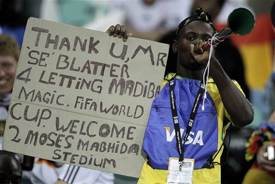 DKUJEME, PANE BLATTERE. Africký fanouek je vdný éfovi FIFA Blatterovi, e nedovolí zákaz oblíbených vuvuzel.