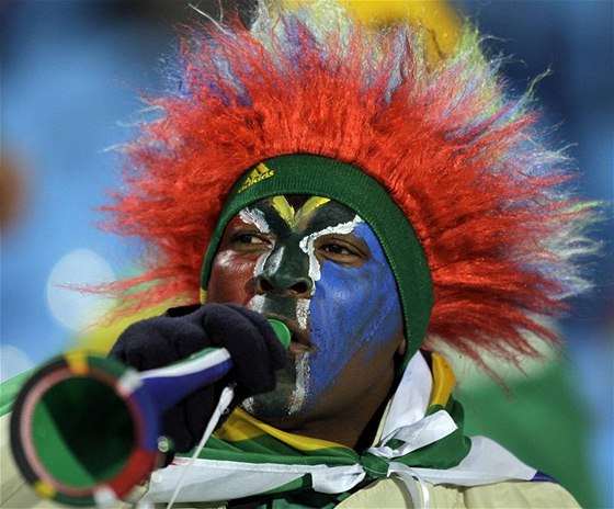 Fanouek Jiní Afriky troubí na svou vuvuzelu u ped zápasem s Uruguayí.