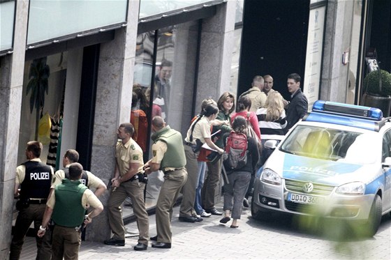 Zásah policie v Lipsku pi ozbrojeném pepadení obchodu H&M (15. ervna 2010) 