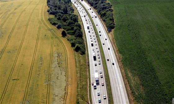 Na 81. kilometru dálnice D1 smrem na Prahu se po esté hodin veerní utvoila asi 26 kilometr dlouhá kolona pomalu jedoucích vozidel. Ilustraní snímek