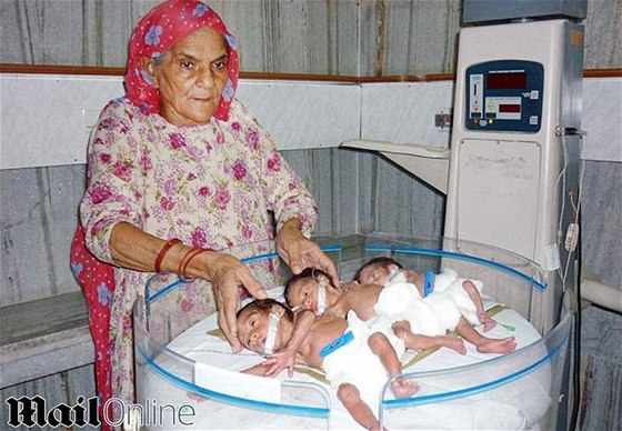 Indka Bhateri Deviová (66 let) se nedávno stala nejstarí matkou trojat na...