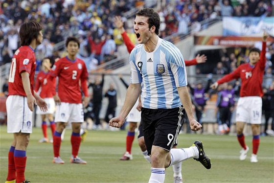 Argentinec Gonzalo Higuaín se raduje ze vstelené branky do jihokorejské sít. (17. ervna 2010)