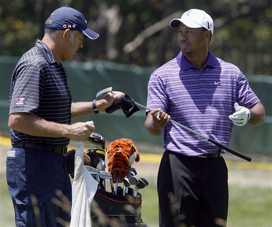 Caddie Steve Williams a golfista Tiger Woods, trénink na US Open 2010.