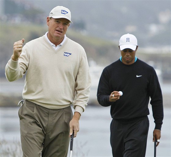 Ernie Els (v popedí) vyhrál Grand Slam of Golf v roce 1997, letos se zúastní potetí. Tiger Woods (v pozadí) vyhrál turnaj sedmkrát, letos si úast ani nevybojoval, ani není náhradníkem.