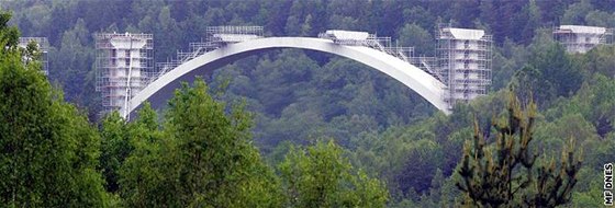 Most u Sokolova prochází unikátní rekonstrukcí. U piel o celou mostovku. Zbyly jen pilíe, které stavbai zesílí a nasunou na n novou konstrukci.