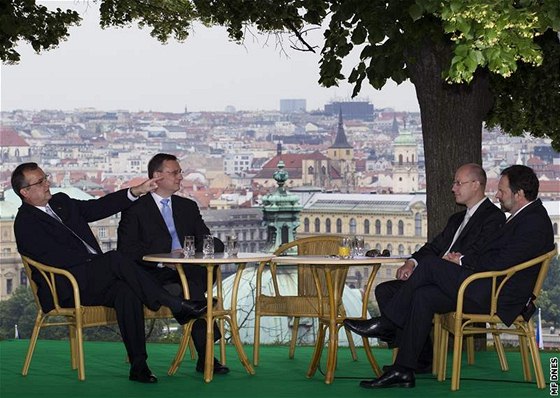 Miroslav Kalousek, Petr Neas, Bohuslav Sobotka a Radek John se k nynjím Otázkám Václava Moravce sjeli do sídla vlády. Debatovali na zahrad Kramáovy vily.