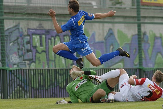 Slavistický branká spolen s Petrem Trappem sledují, jak mí z kopaky plzeského Tatanaviliho míí do branky