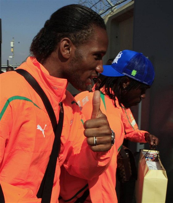 Didier Drogba z týmu Pobeí slonoviny po píletu do Jiní Afriky