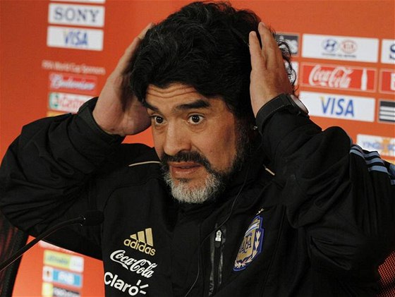 CO JE TO ZA OTÁZKU? Argentinský trenér Diego Maradona na tiskové konferenci.