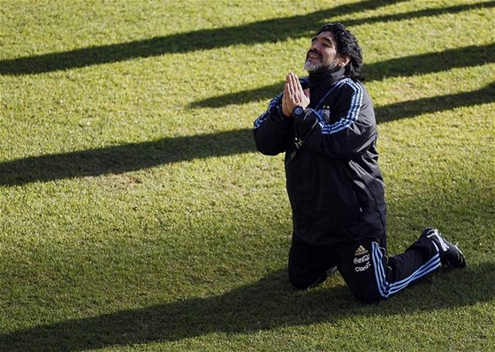 PROBOHA Argentinský trenér Diego Maradona bhem tréninku.