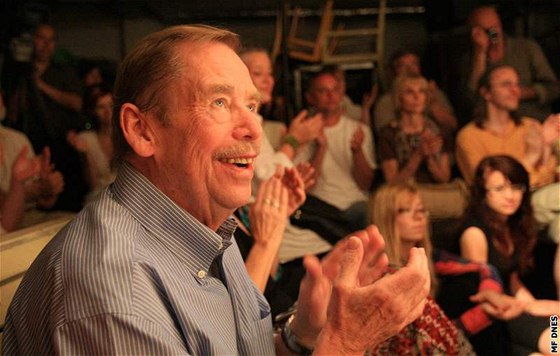 Václav Havel na premiée své hry Pt tet v divadle Husa na provázku