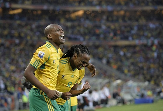 JIHOAFRICKÁ RADOST. Tshabalala (vpravo) oslavuje se svým spoluhráem Mphelou gól Jiní Afriky.