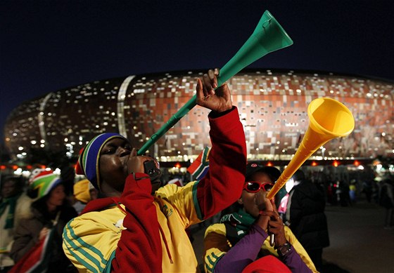 Fanouci Jiní Afriky ukazují, jak se fandí s plastovou trubkou zvanou vuvuzela.